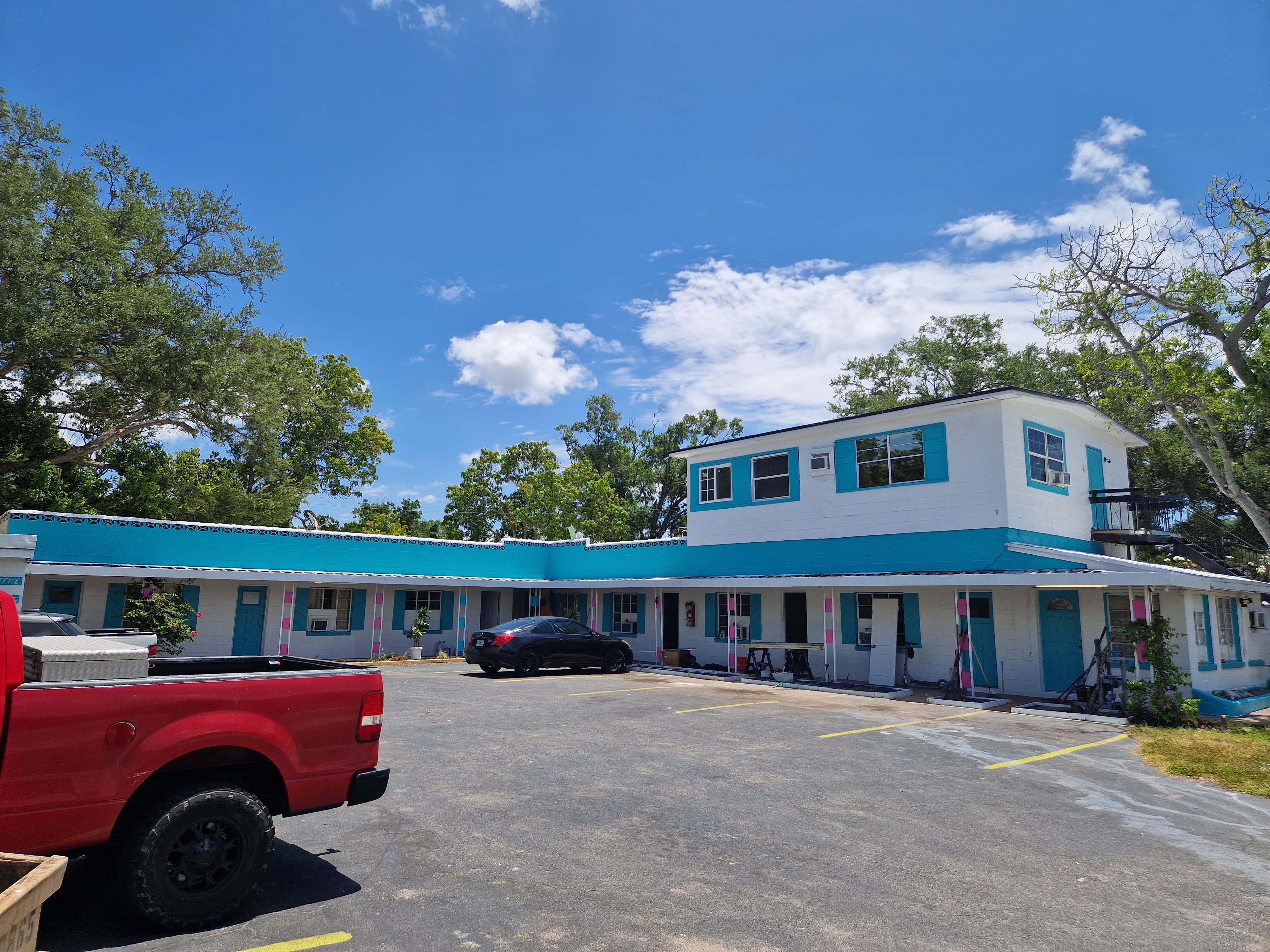 Sunny Days Motel courtyard in St. Petersburg, Florida